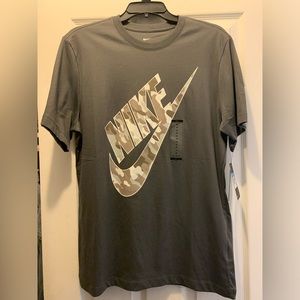 Men’s Nike camo swoosh tee size medium